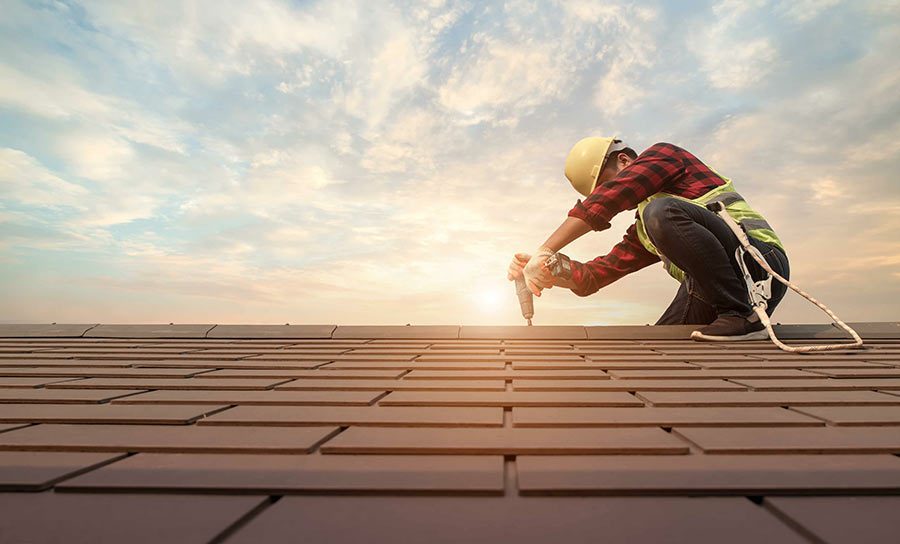 Couvreur professionnel sur toit La Rochelle